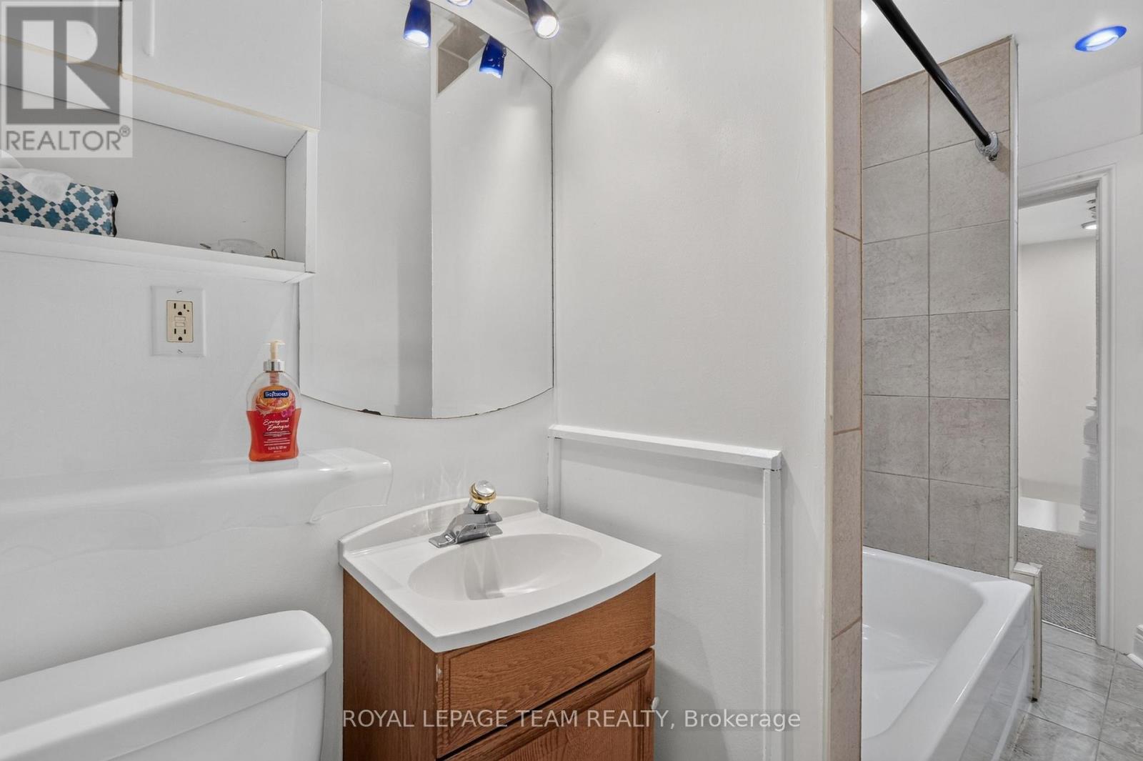 Bathroom - 109 Florence Street, Ottawa, ON