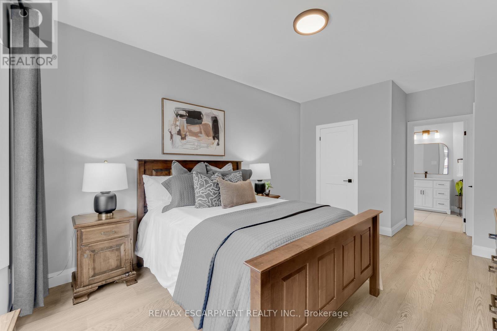 Walk in Closet and Ensuite - 4014 Jarvis Crescent, Burlington, ON