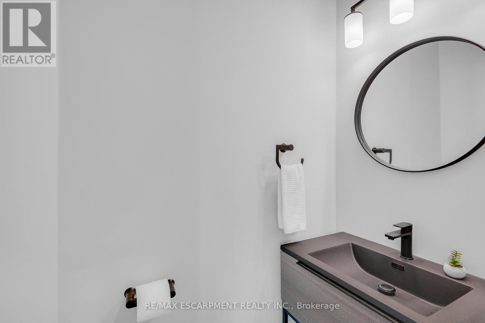 Main floor Powder Room - 4014 Jarvis Crescent, Burlington, ON