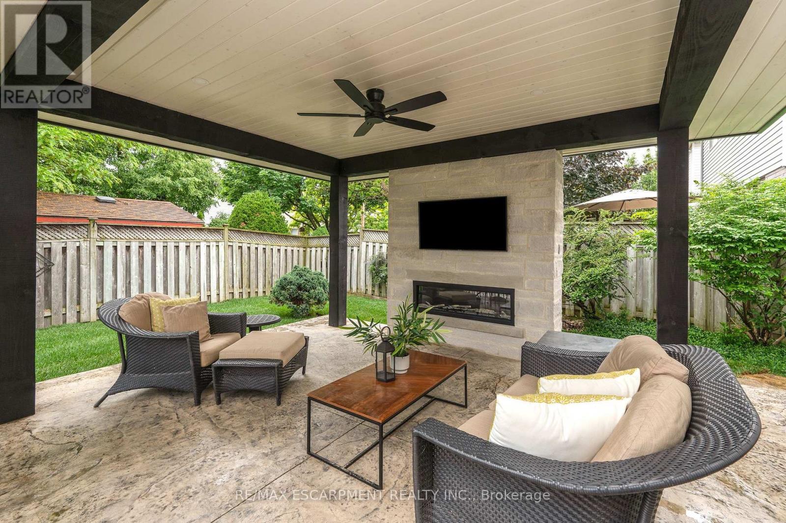 Electric Fireplace - 4014 Jarvis Crescent, Burlington, ON