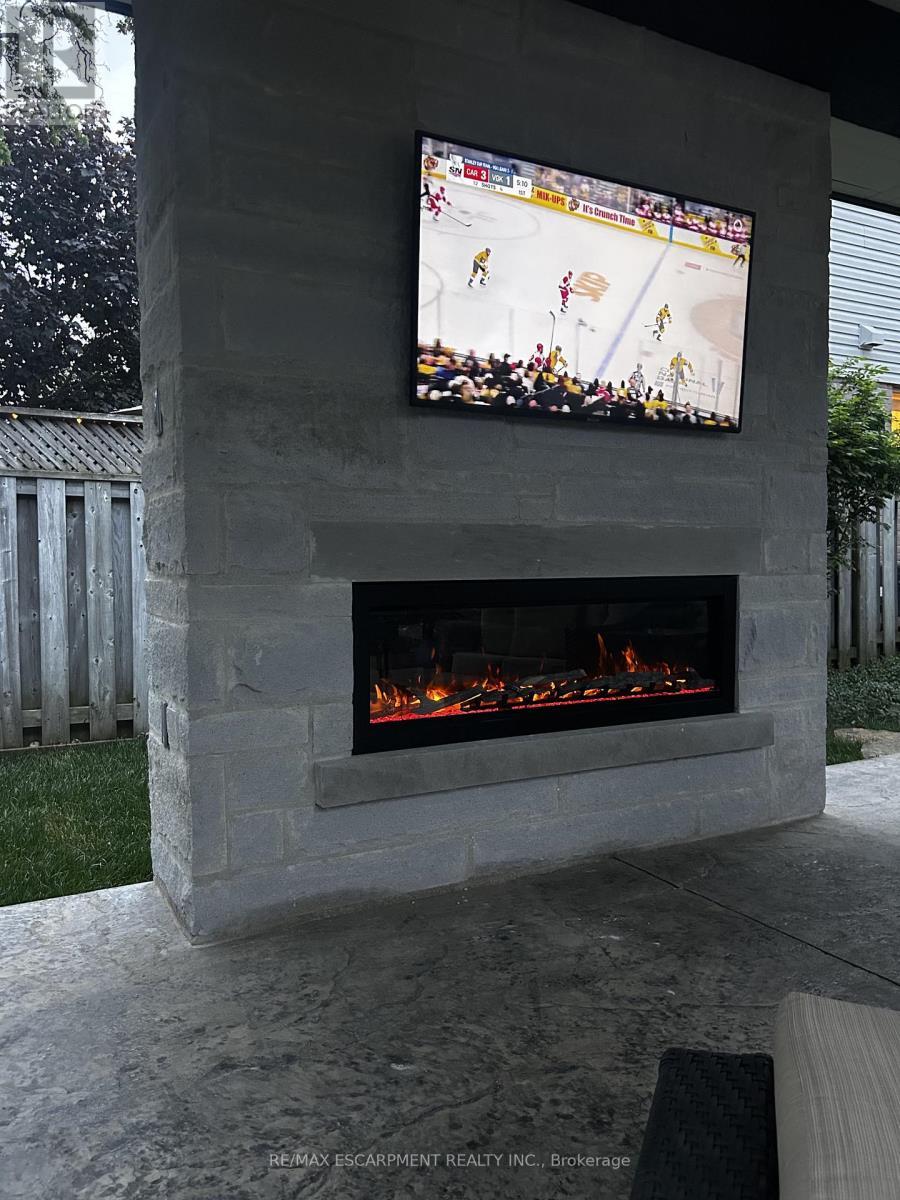 Enjoy entertaining around your fireplace and TV - 4014 Jarvis Crescent, Burlington, ON