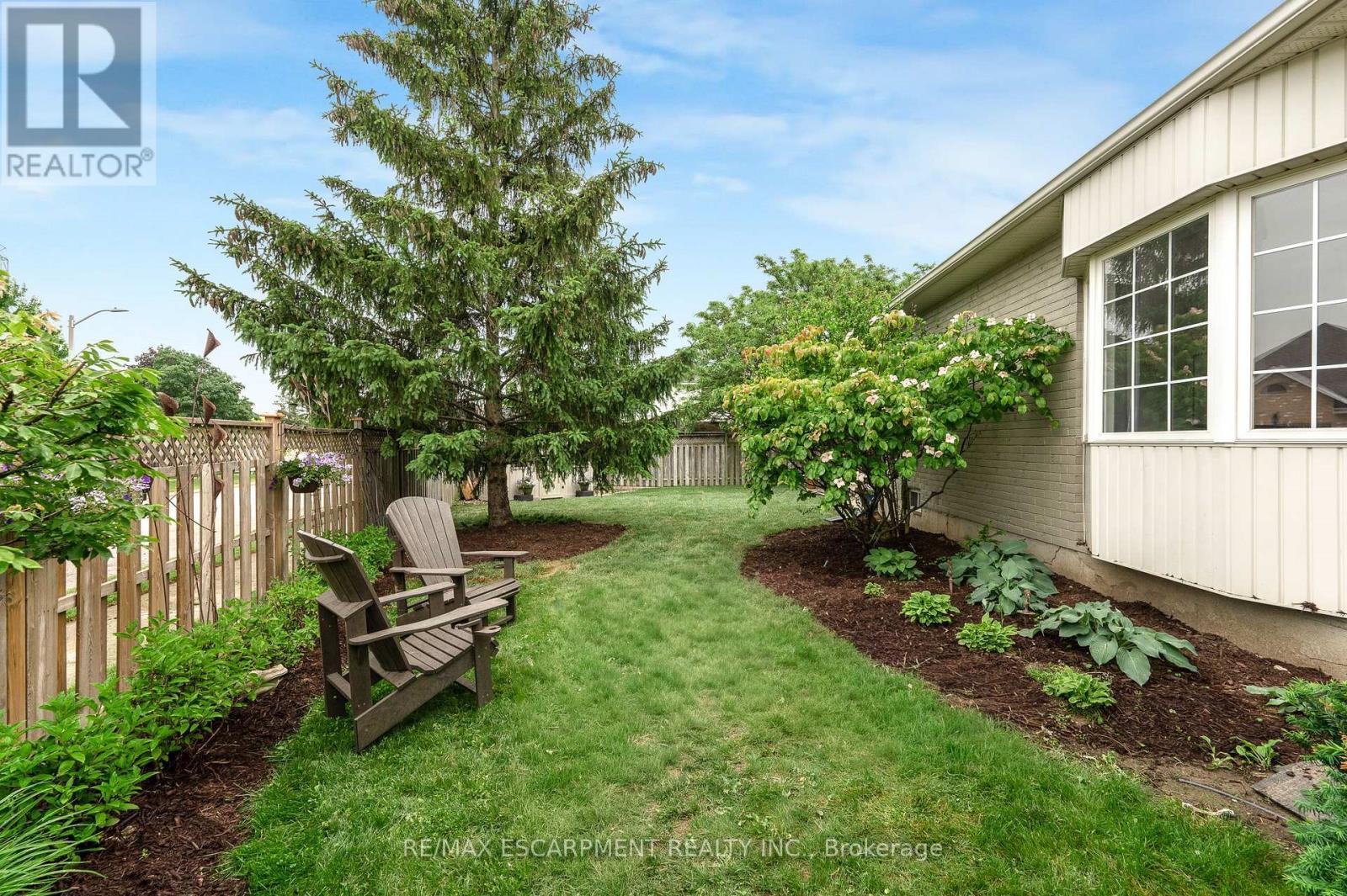 Side Yard - 4014 Jarvis Crescent, Burlington, ON