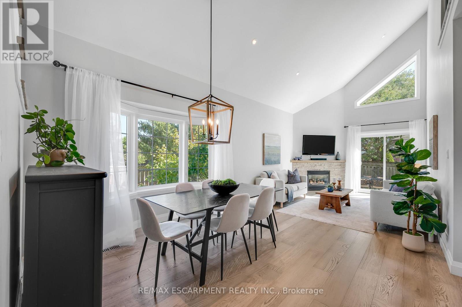 Bright & Open Living and Dining rooms - 4014 Jarvis Crescent, Burlington, ON