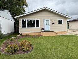 762 Parkdale Street  Winnipeg, MB R2Y 0X4