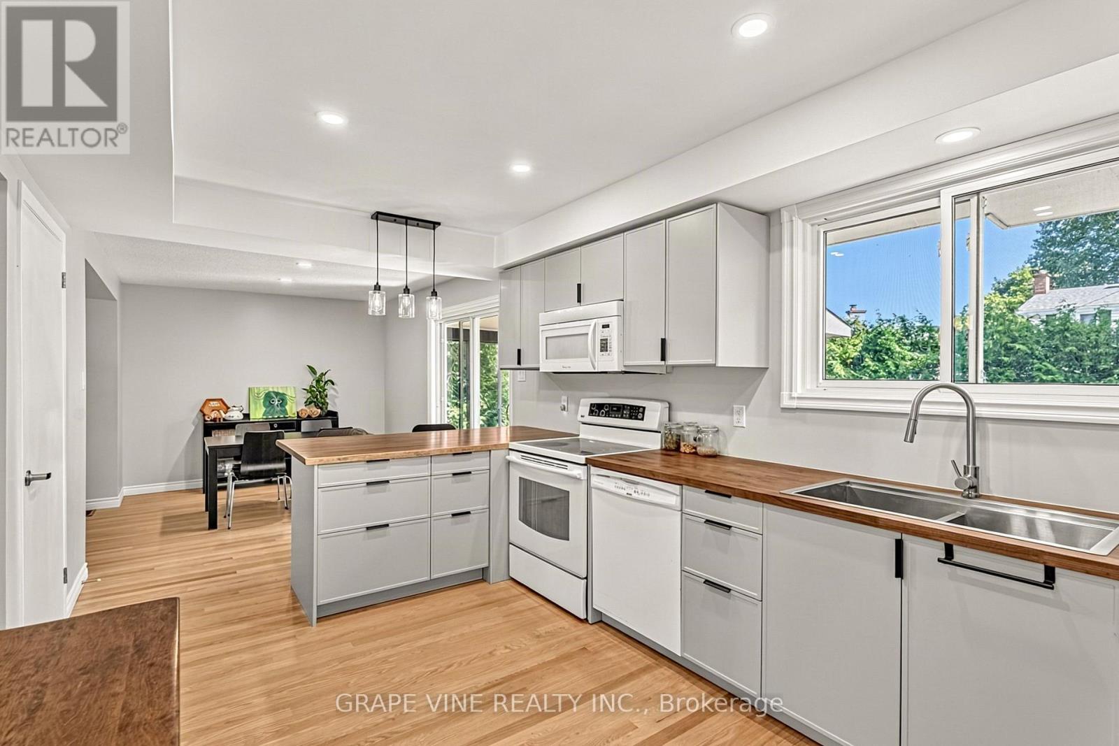 1323 Fernwood Drive, Ottawa, ON