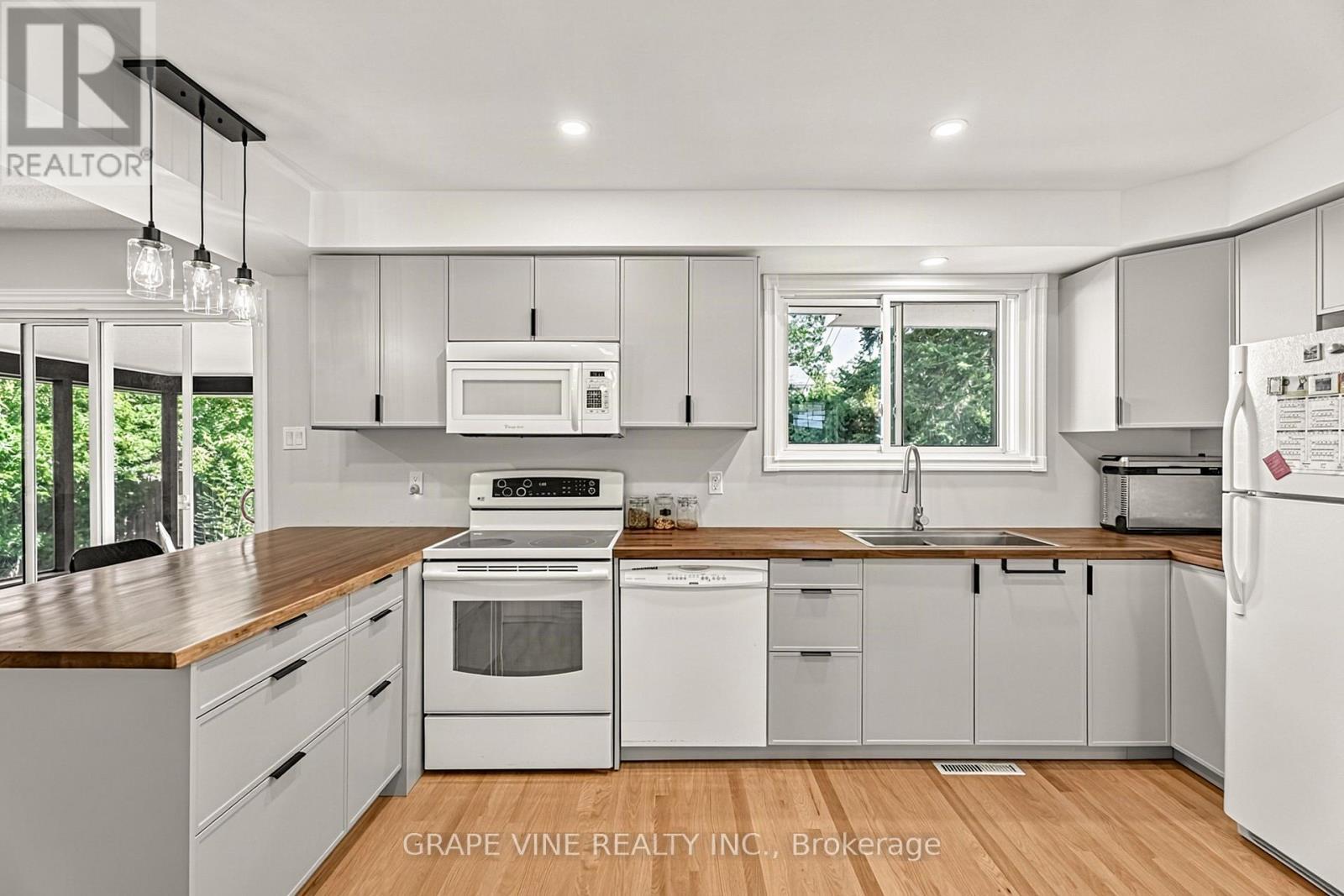 1323 Fernwood Drive, Ottawa, ON