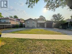 61 BLOOMINGTON CRESCENT Toronto, ON M3N 1R2