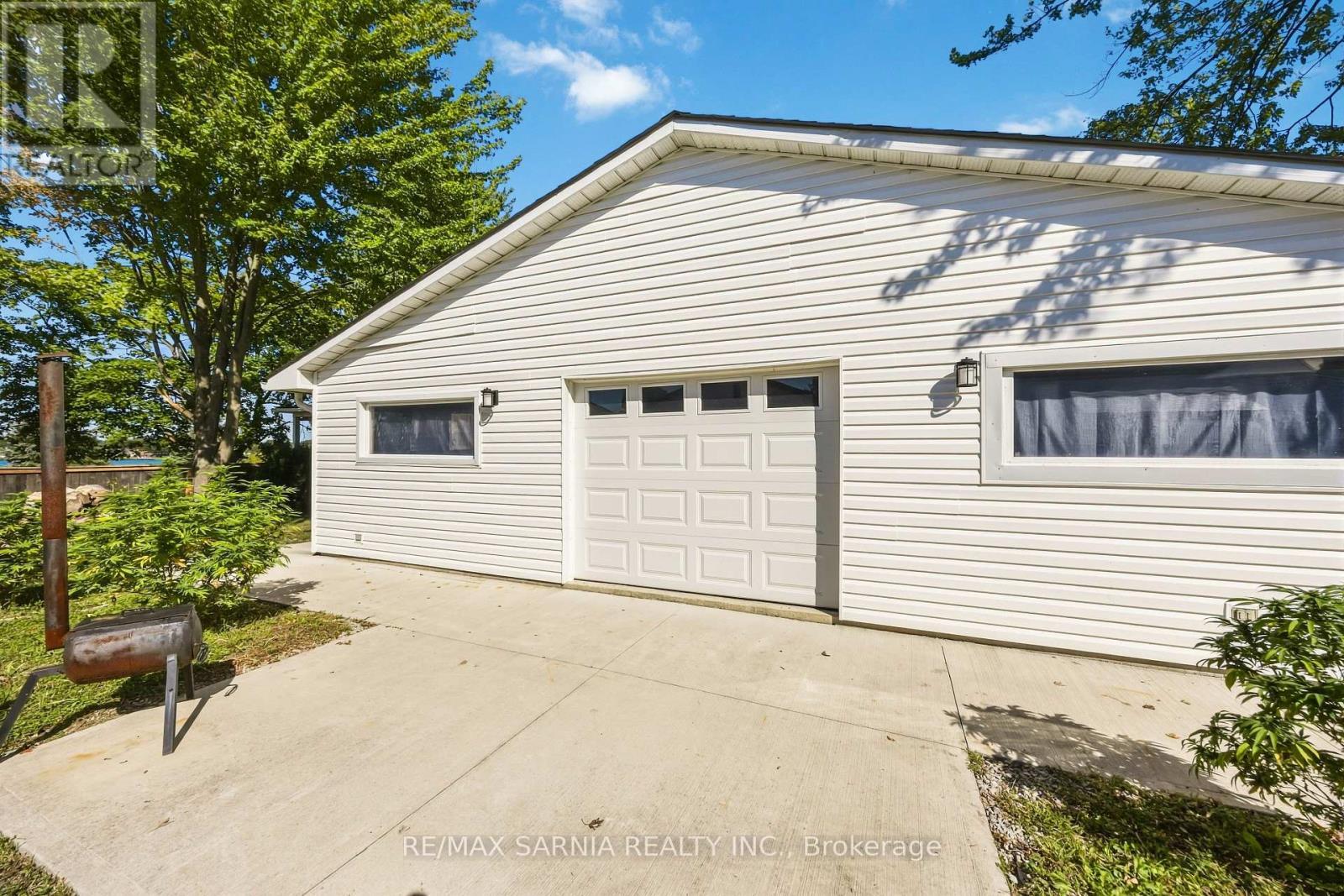Rear access to second garage/man cave - 1186 St. Clair Parkway, St. Clair, ON