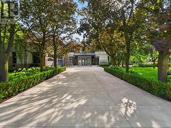 17 ALDERBROOK DRIVE Toronto, ON M3B 1E3