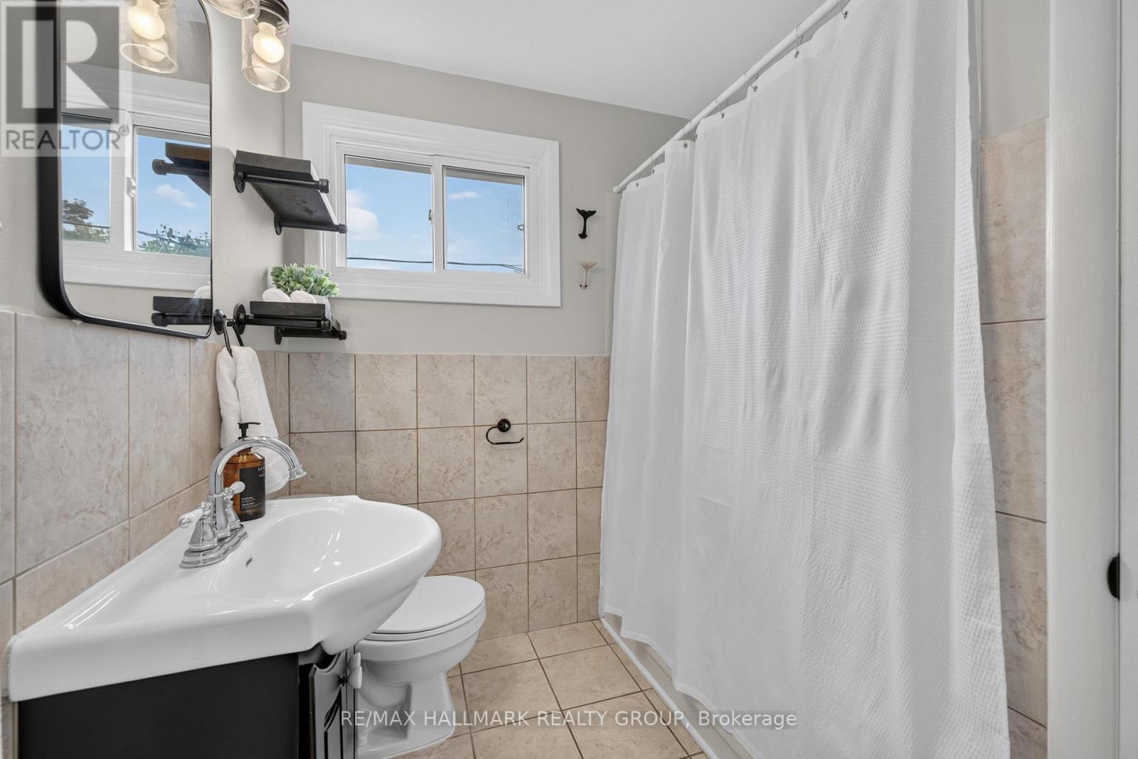1213 Emperor Avenue, Ottawa, ON
