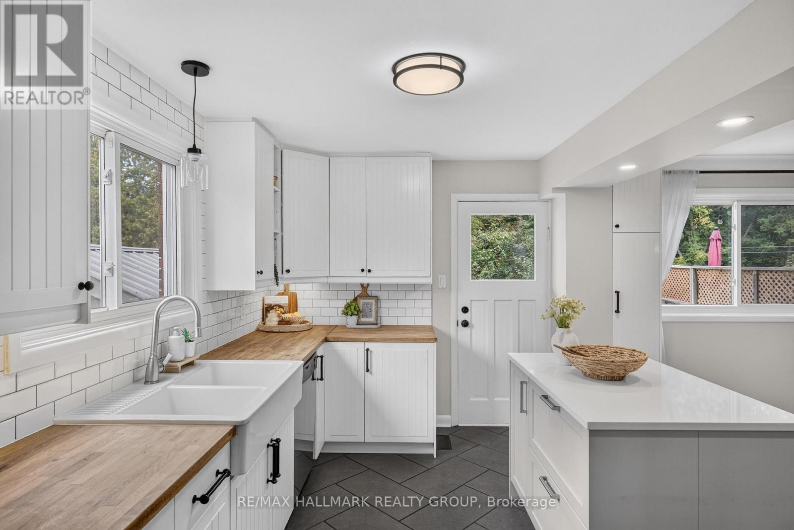 1213 Emperor Avenue, Ottawa, ON