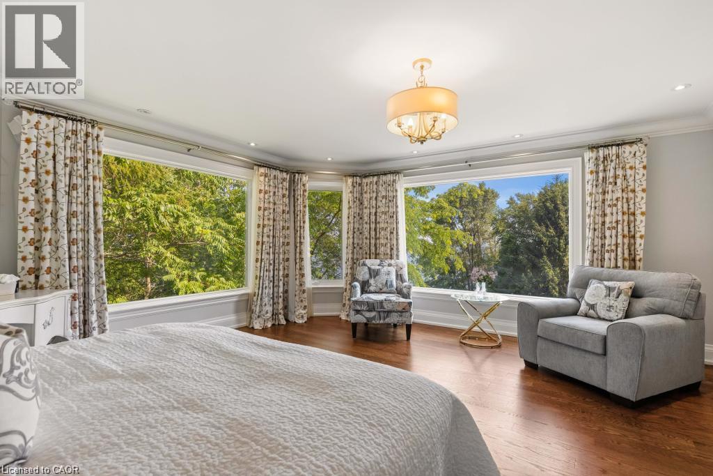 Hardwood flooring, recessed lighting, crown molding, and a chandelier with a drum shade - 4038 Lakeshore Road, Burlington, ON