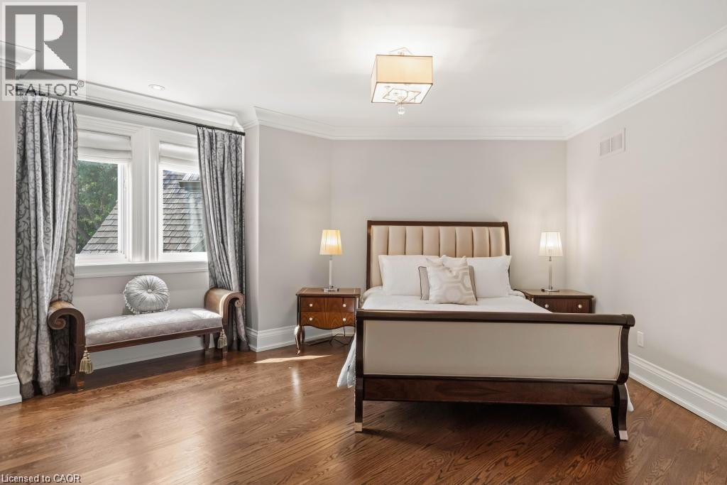Hardwood flooring, crown molding, double window with trim, ceiling-mounted light fixture - 4038 Lakeshore Road, Burlington, ON