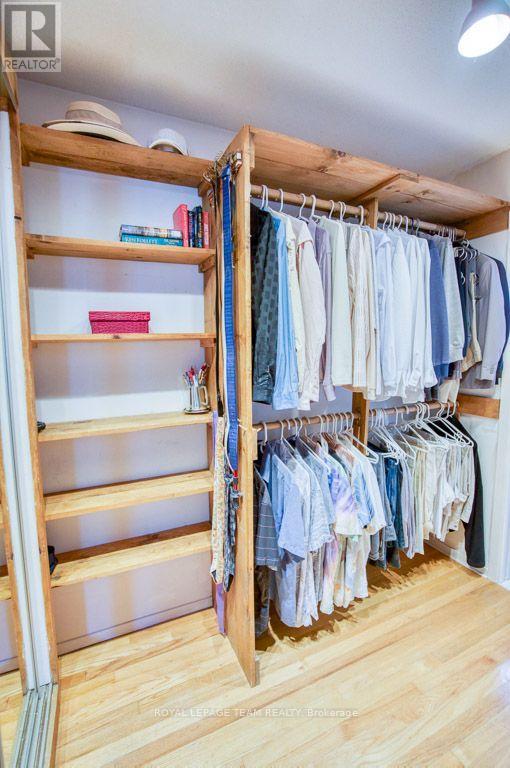 Walk-through closet - 220 Ancaster Avenue, Ottawa, ON