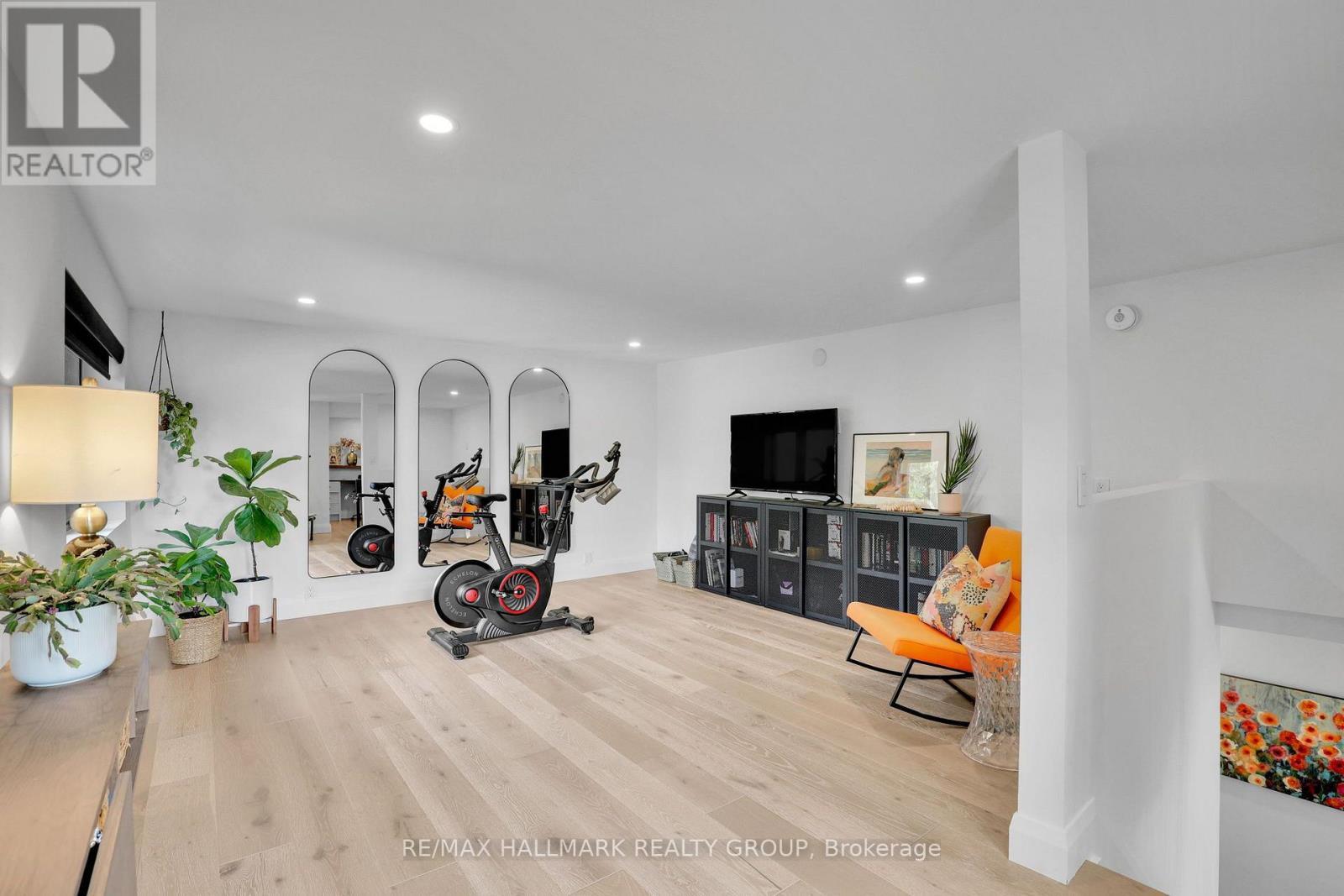 Upper level fifth bedroom/ flex space with balcony - 201 Faraday Street, Ottawa, ON