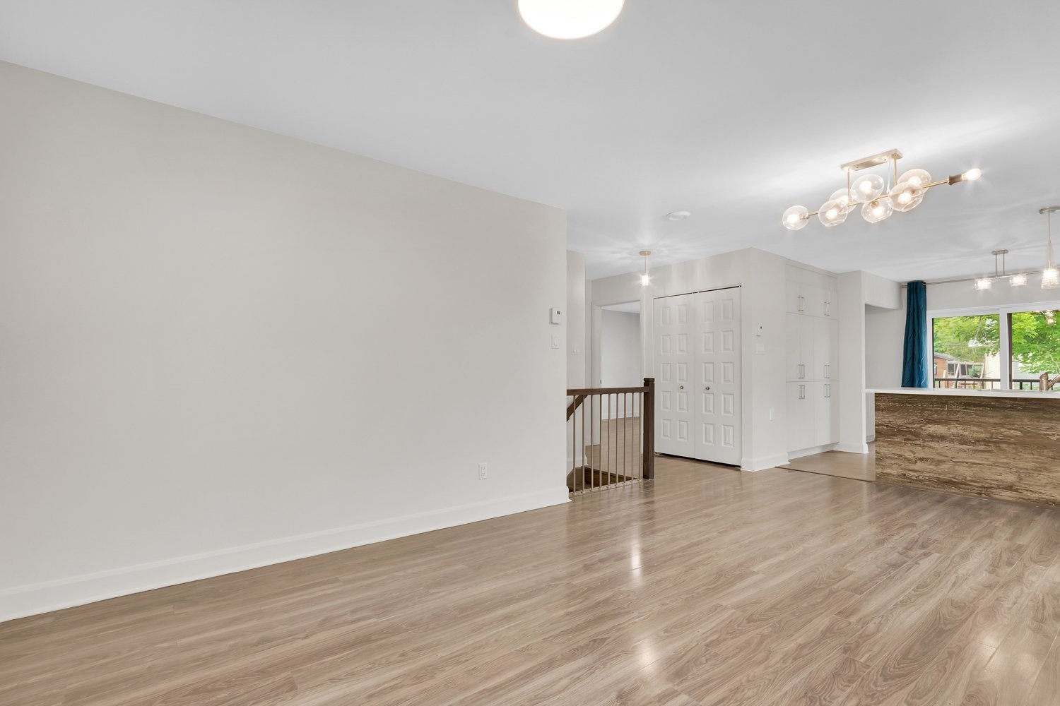 Salon - 49 Rue Robitaille, Sainte-Adèle, QC