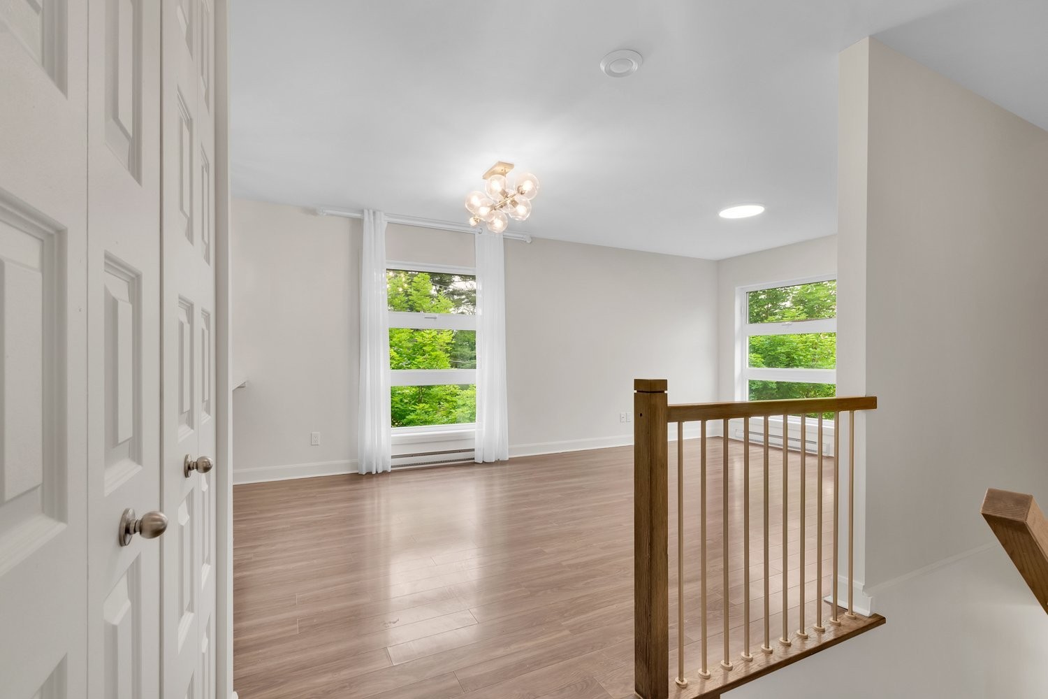 Salon - 49 Rue Robitaille, Sainte-Adèle, QC