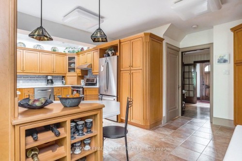 18 Forsyth Avenue N, Hamilton, ON 