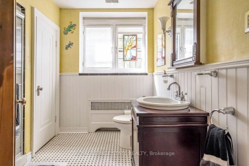 18 Forsyth Avenue N, Hamilton, ON 