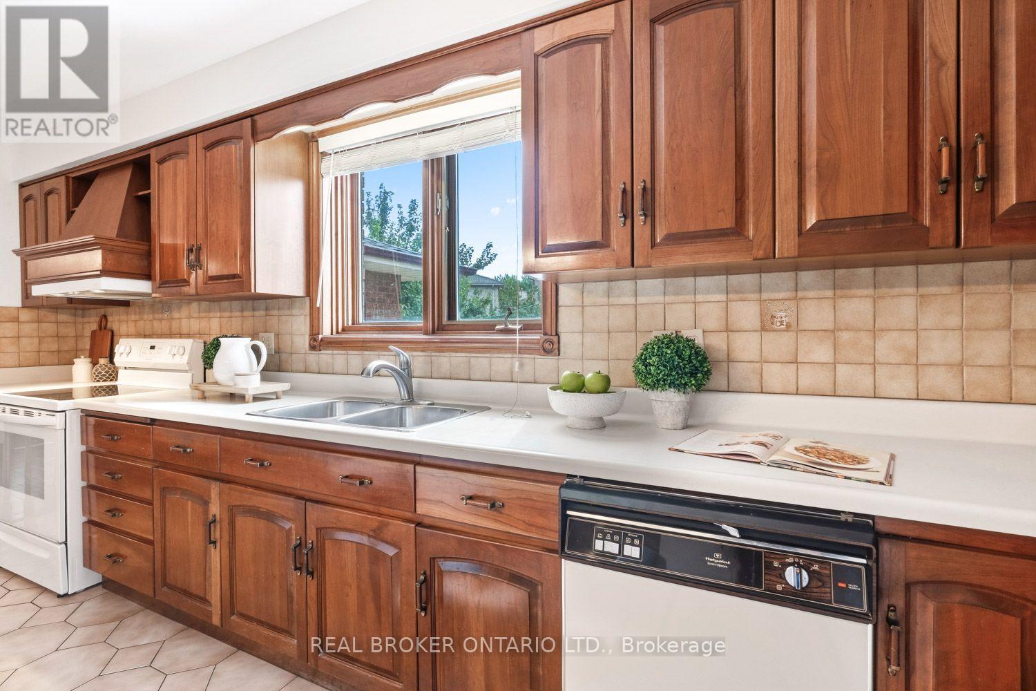 Solid wood cabinetry & overlooks the backyard - 86 Monte Drive, Hamilton, ON