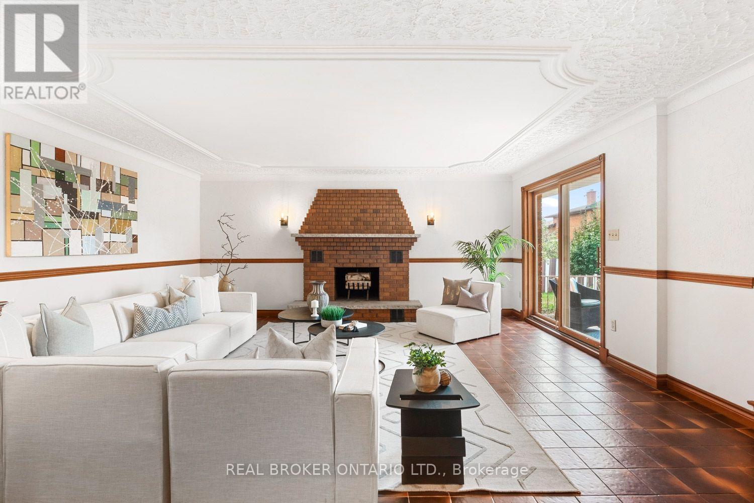 More than enough space to entertain or relax! - 86 Monte Drive, Hamilton, ON