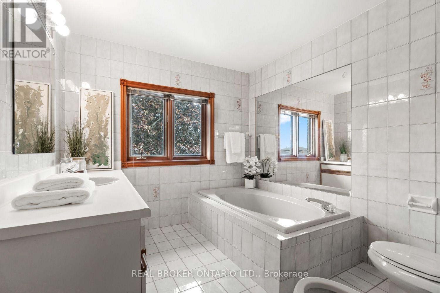 Family 4-pc Washroom - 86 Monte Drive, Hamilton, ON