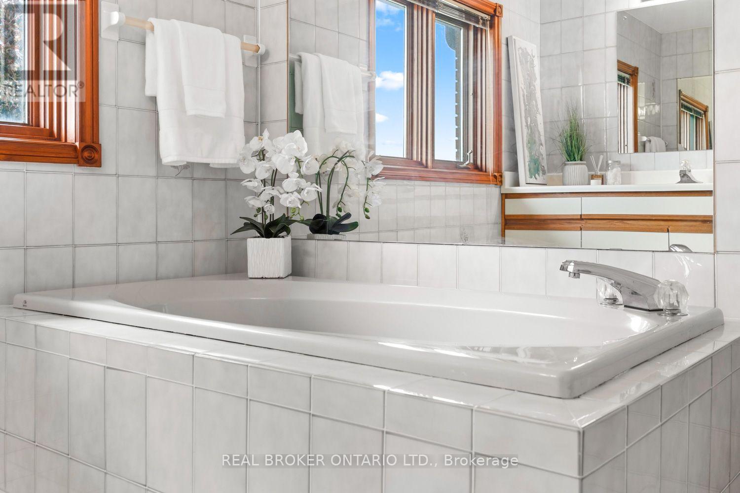 Family 4-pc Washroom - 86 Monte Drive, Hamilton, ON