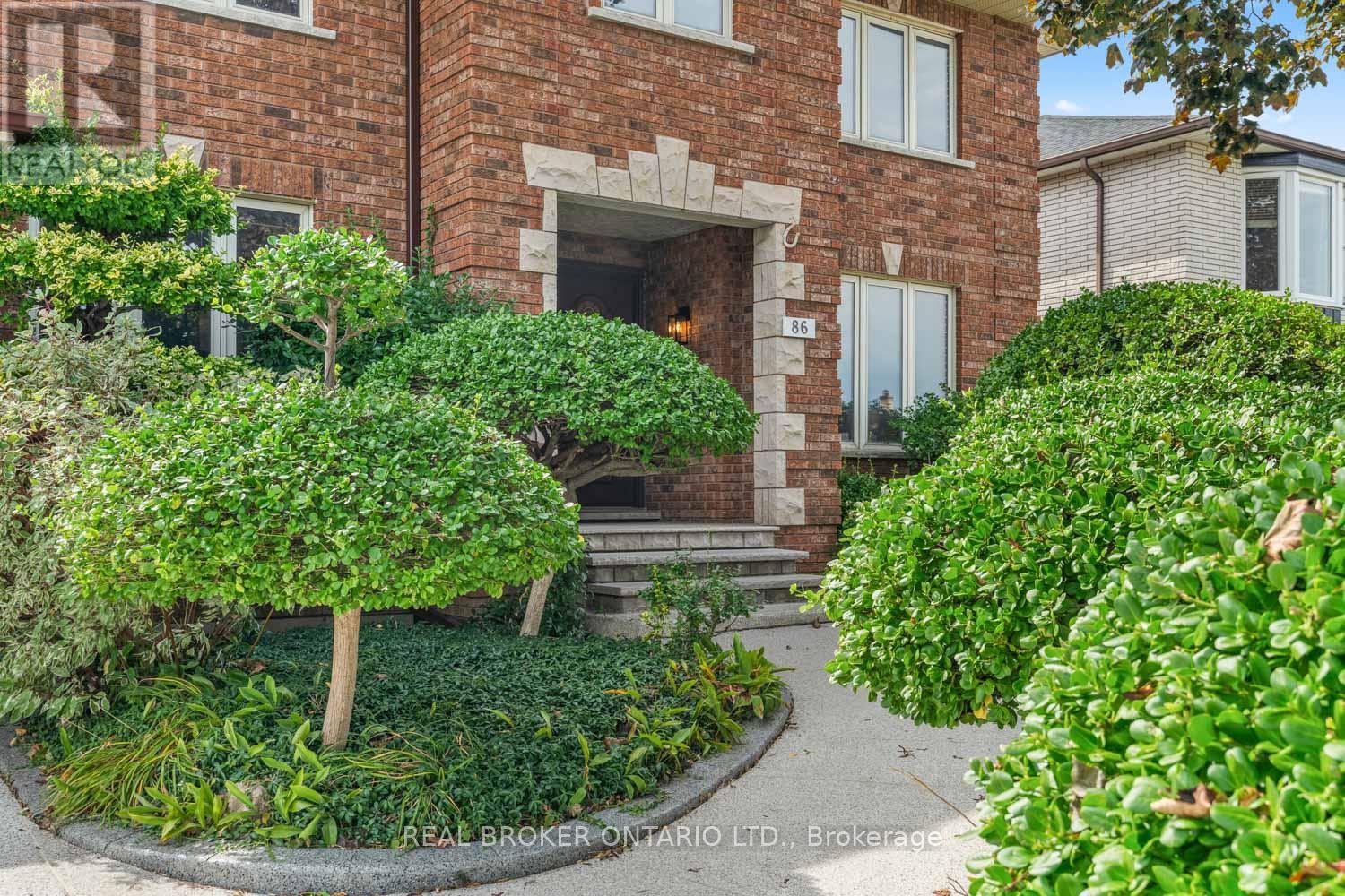 Professionally landscaped front yard - 86 Monte Drive, Hamilton, ON