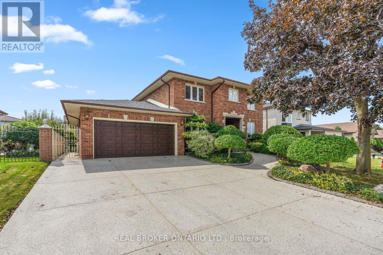 2-car Garage & 4-car private driveway - 86 Monte Drive, Hamilton, ON