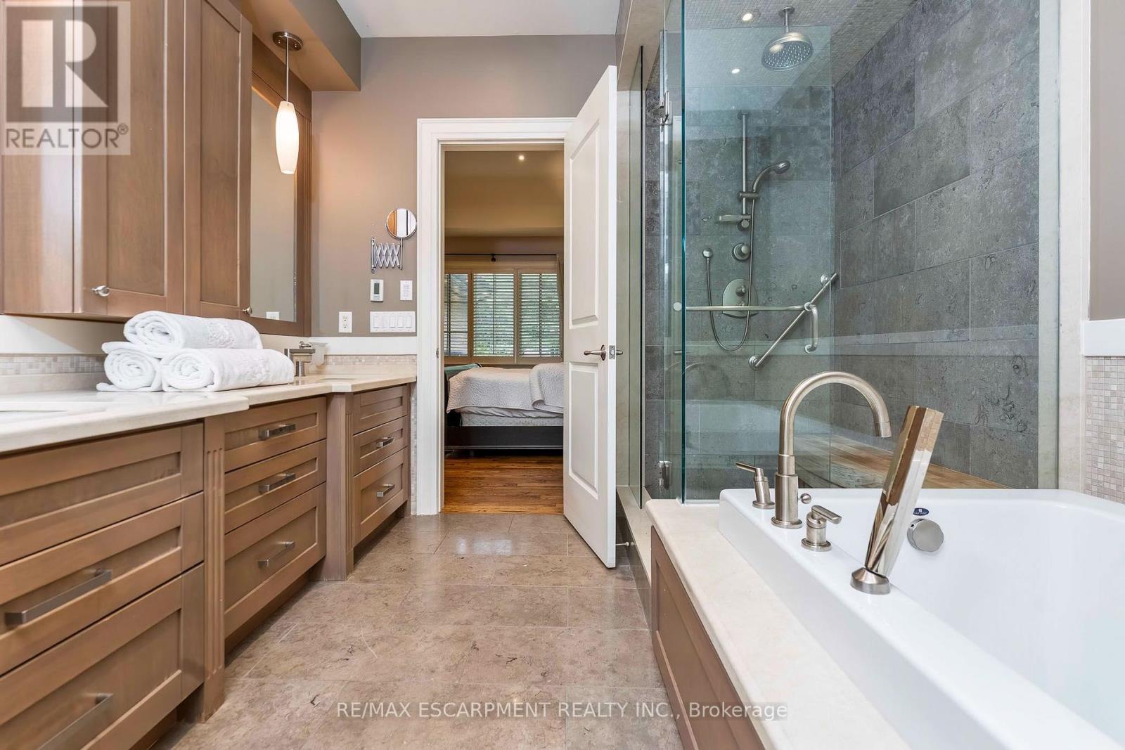 2209 Pineneedle Row, Mississauga, ON