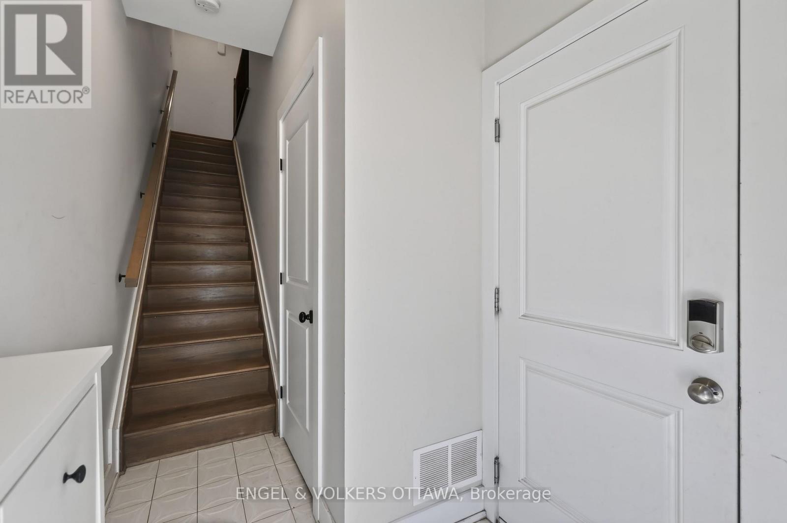 114 Jemruss Private, Ottawa, ON