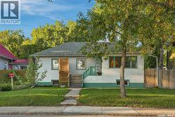 216 25th STREET W  Saskatoon, SK S7L 0C4