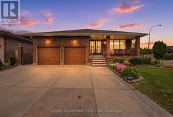 7 VINEHILL DRIVE Hamilton, ON L8G 4Z1
