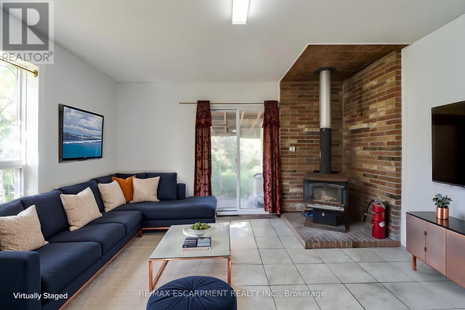 Virtually Staged - 23 Oak Avenue, Hamilton, ON
