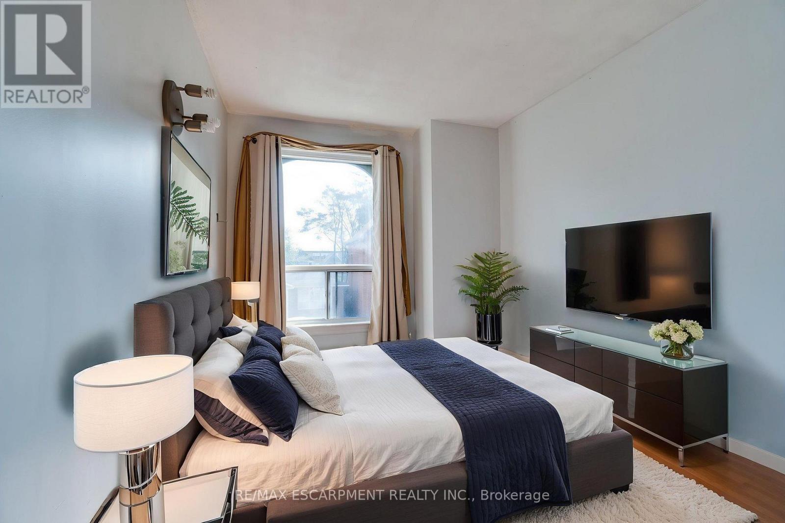 Virtually Staged - 23 Oak Avenue, Hamilton, ON