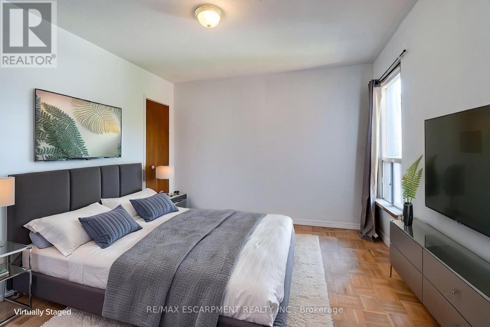 Virtually Staged - 23 Oak Avenue, Hamilton, ON