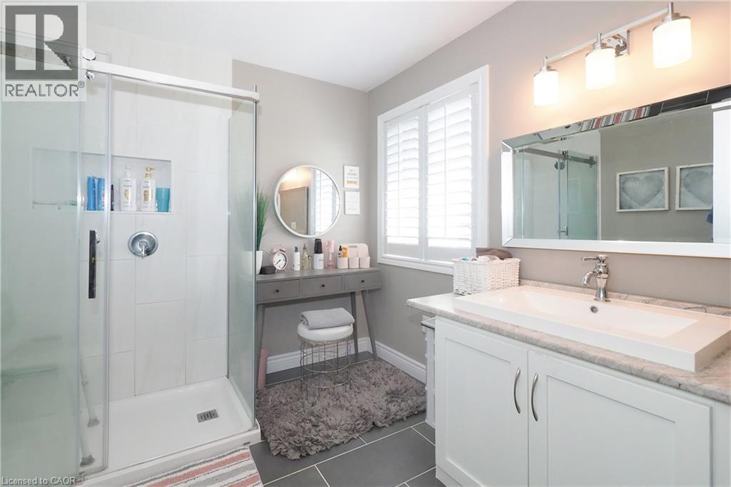 Glass-enclosed shower with tile surround and built-in niche - 1200 Dunbar Road, Cambridge, ON