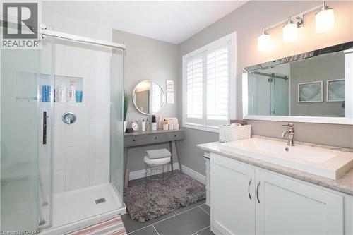 Glass-enclosed shower with tile surround and built-in niche - 1200 Dunbar Road, Cambridge, ON 