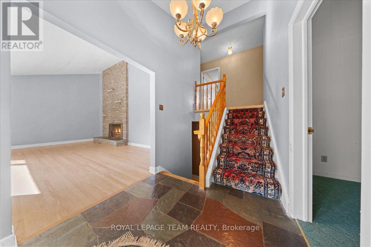 2000 Norway Crescent, Ottawa, ON