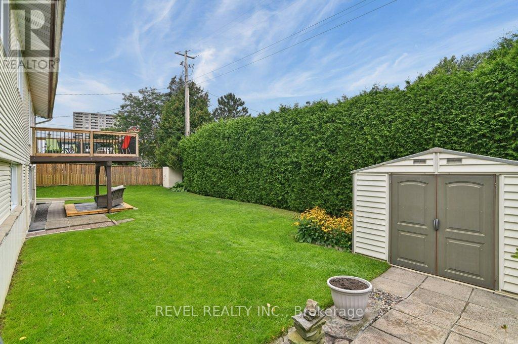 Cedar hedge provides privacy - 2555 Regina Street, Ottawa, ON