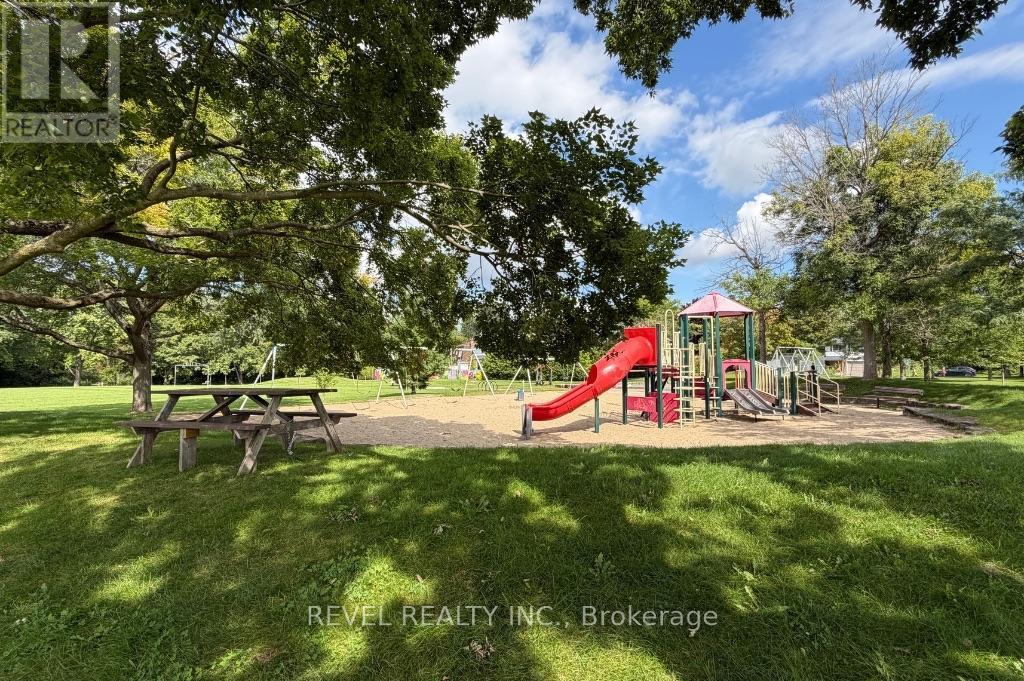 Approx. 300m to Play structure and dog off-leash - 2555 Regina Street, Ottawa, ON