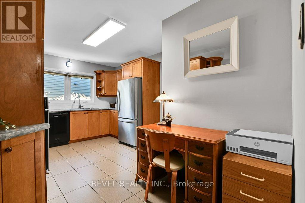 Space to eat-in or use as home office - 2555 Regina Street, Ottawa, ON