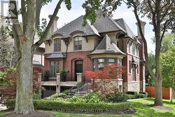11 FOREST RIDGE DRIVE Toronto, ON M6B 1G9