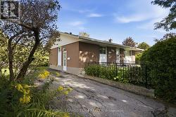 2587 ROMAN AVENUE Ottawa, ON K2B 7Y1