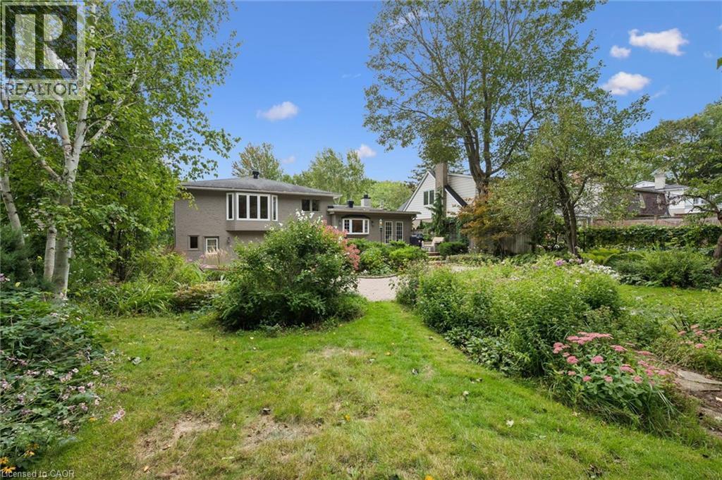 Expansive yard with natural landscaping and mature trees - 334 Coleridge Drive, Waterloo, ON