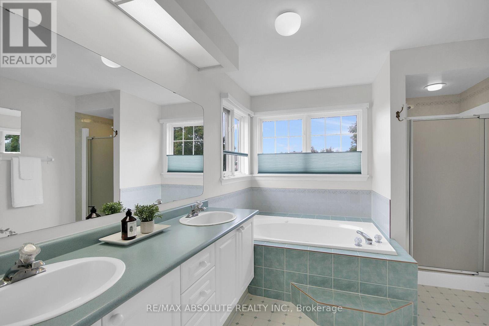 Primary Ensuite separate Shower and Whrilpool tub - 38 Forestglade Crescent, Ottawa, ON
