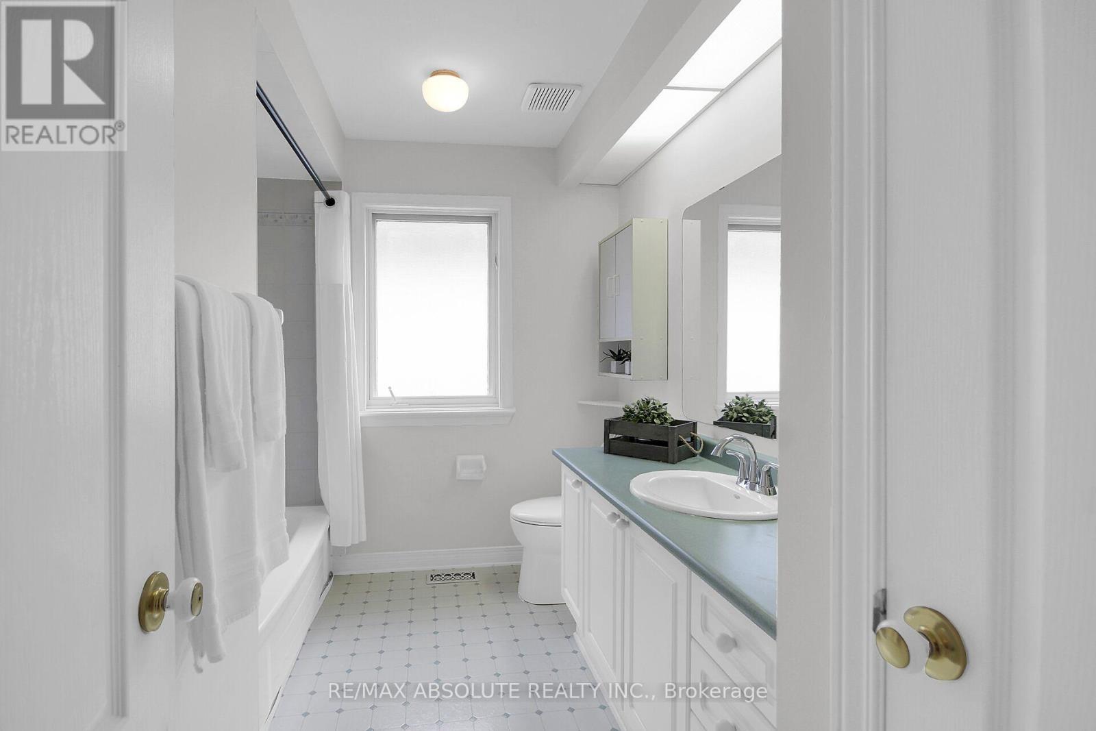 Spacious Main Bathroom - 38 Forestglade Crescent, Ottawa, ON