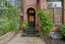 21 LAURIER AVENUE E Toronto, ON M4X 1S2