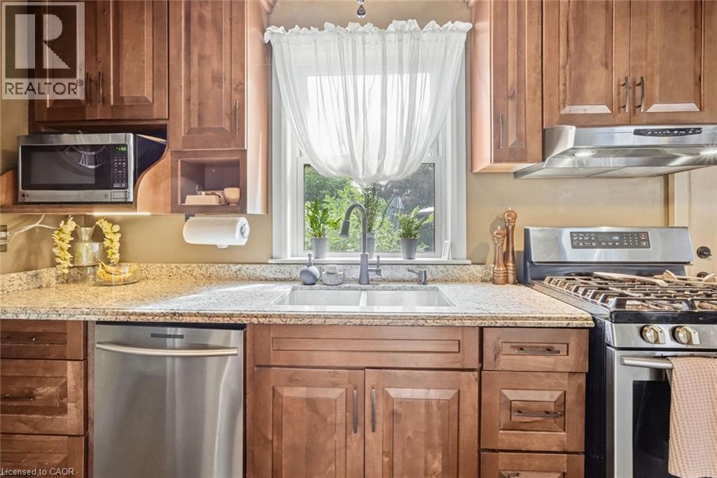 33 Tuxedo Avenue S, Hamilton, ON