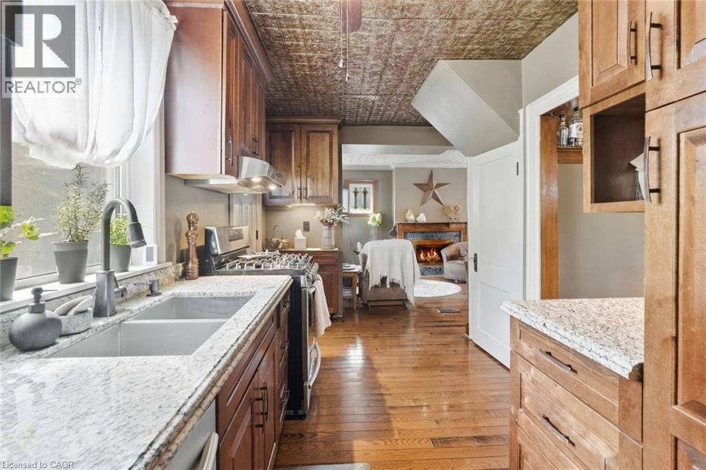33 Tuxedo Avenue S, Hamilton, ON